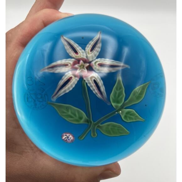 Vintage BACCARAT White & Pink Flower Blue Base Lampwork Paperweight Signed 1971 - Picture 10 of 11